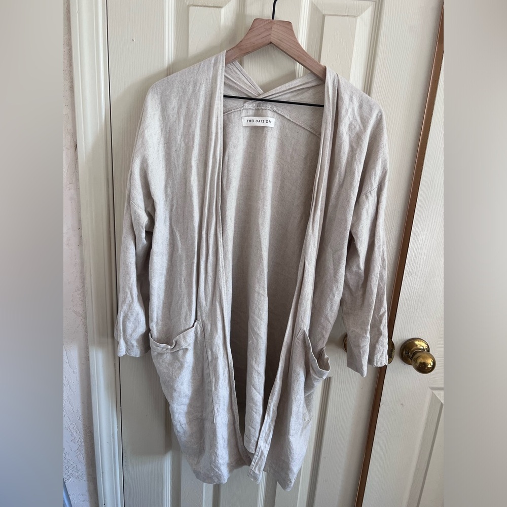 Two Days Off Mioko duster size L in mushroom. 100% linen.